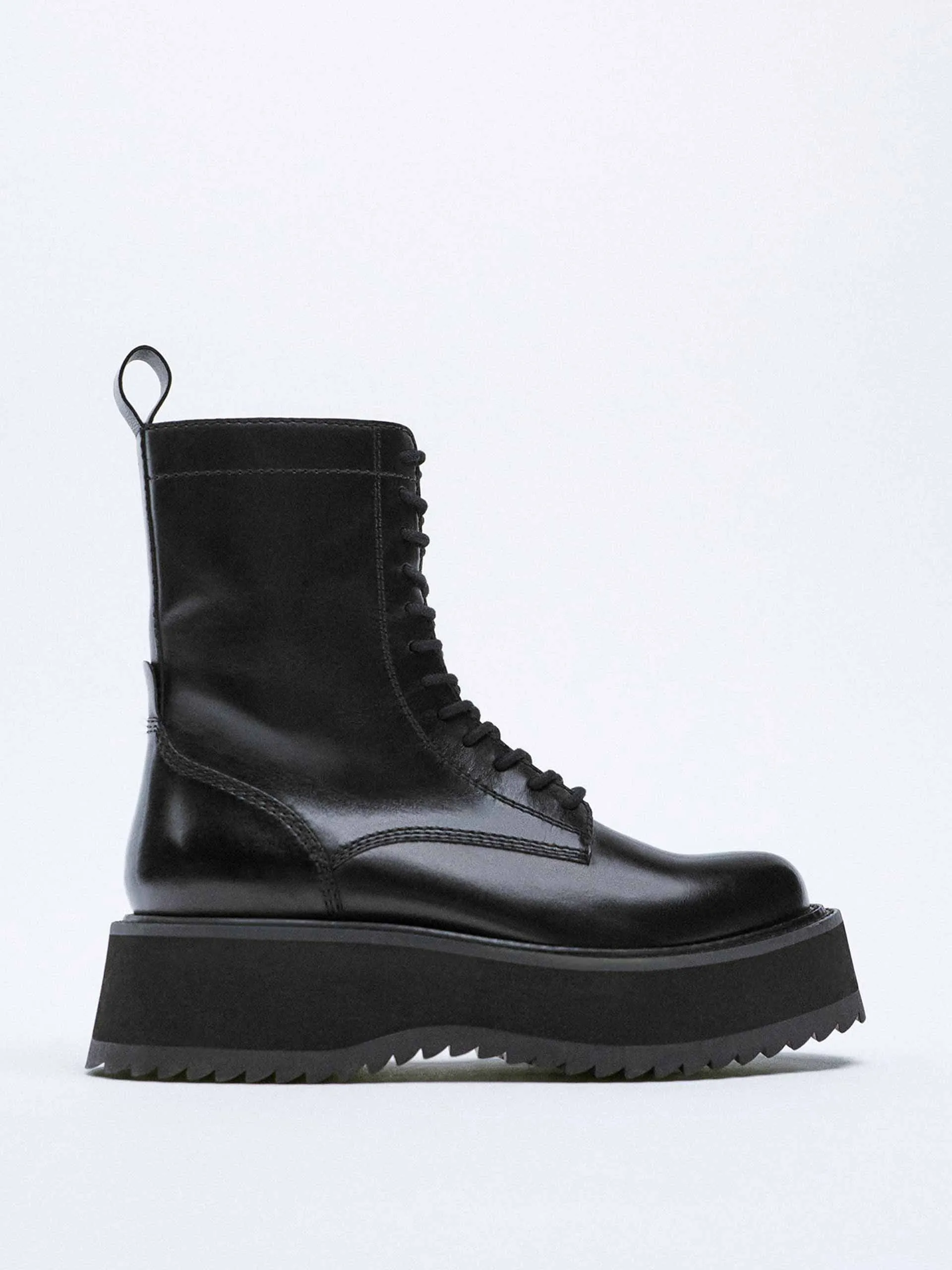 Lace-up flatform leather ankle boots