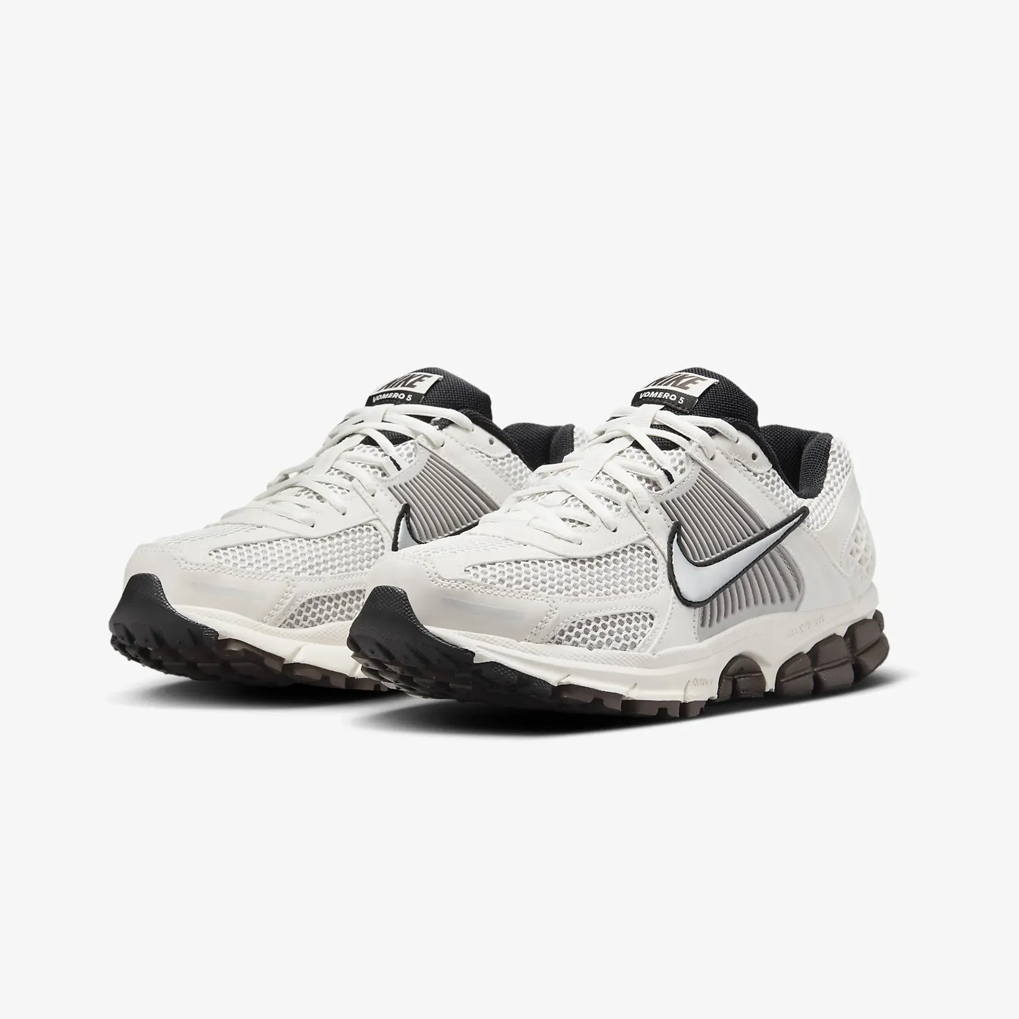 Nike | WMN'S ZOOM VOMERO 5  { PHANTOM/MTLC PLATINUM-LT IRON ORE