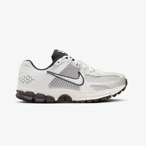 Nike | WMN'S ZOOM VOMERO 5  { PHANTOM/MTLC PLATINUM-LT IRON ORE