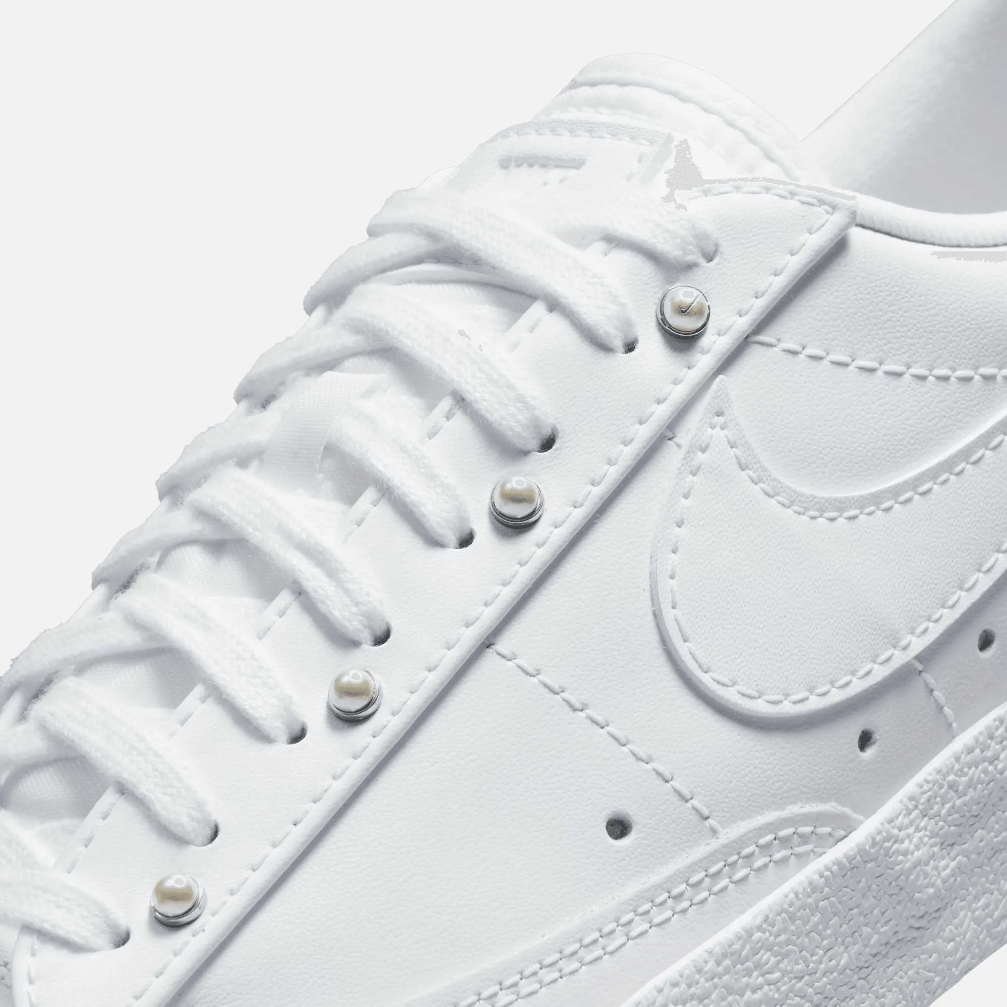 Nike Women's Blazer Low '77 SE Pearl Eyelet