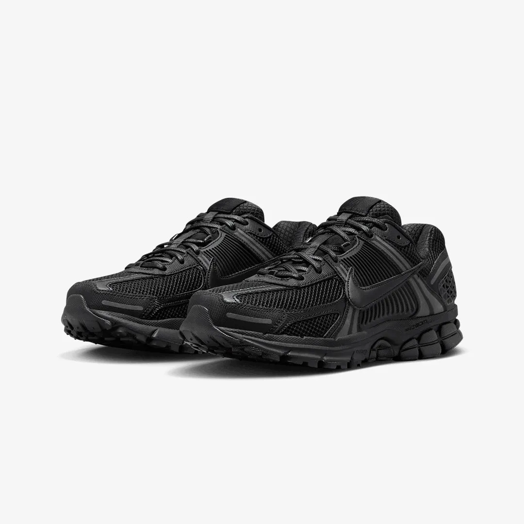 Nike | ZOOM VOMERO 5  { BLACK/BLACK