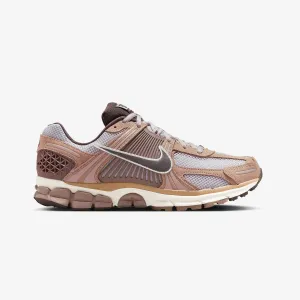 Nike | ZOOM VOMERO 5  { DUSTED CLAY/EARTH-PLATINUM VIOLET