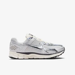 Nike | ZOOM VOMERO 5  { PHOTON DUST/CHROME-GRIDIRON-SAIL