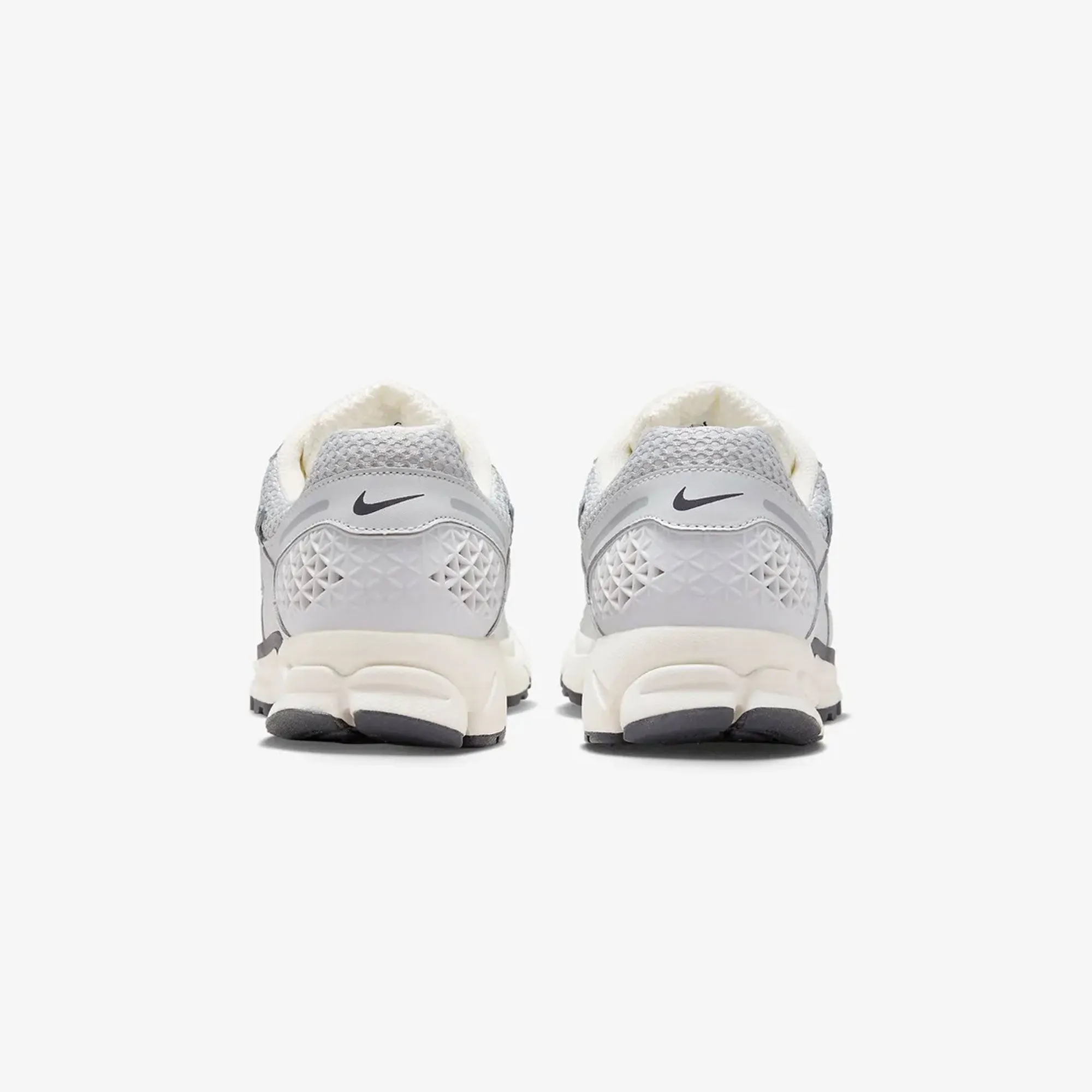 Nike | ZOOM VOMERO 5  { PHOTON DUST/CHROME-GRIDIRON-SAIL