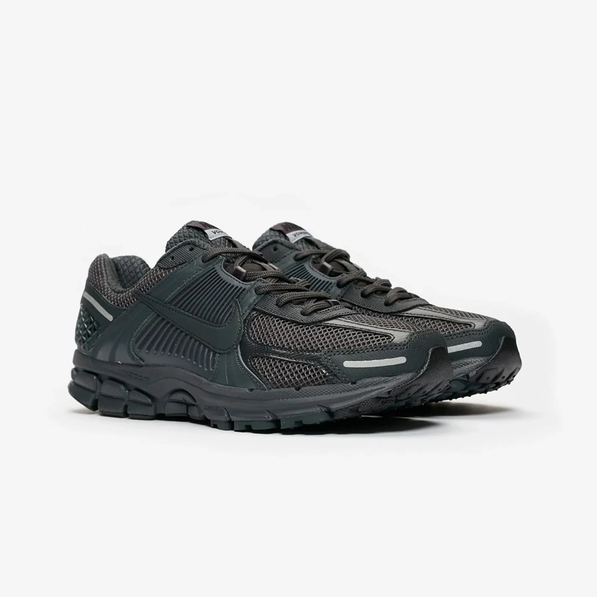 Nike | ZOOM VOMERO 5 SP  { ANTHRACITE/ANTHRACITE-BLACK-WOLF GREY