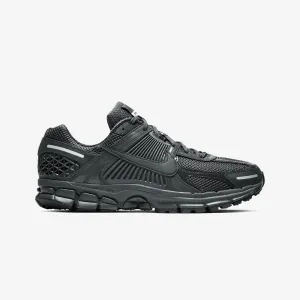 Nike | ZOOM VOMERO 5 SP  { ANTHRACITE/ANTHRACITE-BLACK-WOLF GREY