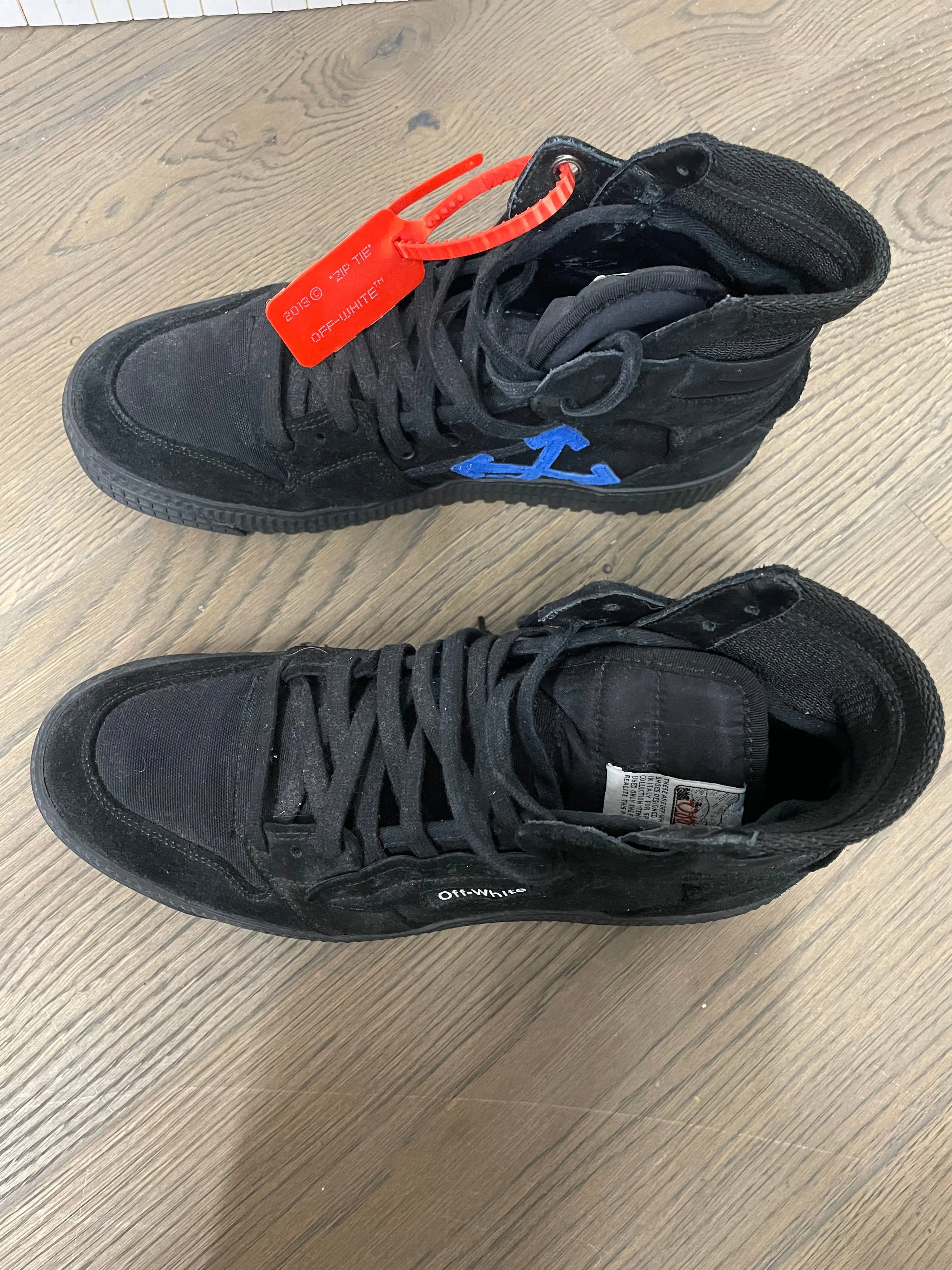 PRE LOVED - OFF WHITE CARRYOVER HIGH TOP BLACK SNEAKER